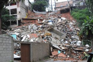 Imóvel de dois andares localizado no bairro Caiçara desabou na madrugada de hoje devido a forte chuva que atinge a capital mineira