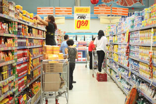 As vendas dos supermercados brasileiros recuaram 2% no m&ecirc;s de abril na compara&ccedil;&atilde;o com mar&ccedil;o, segundo dados divulgados pela Associa&ccedil;&atilde;o Brasileira de Supermercados/Hon&oacute;rio Moreira/OIMP/D.A Press/Arquivo