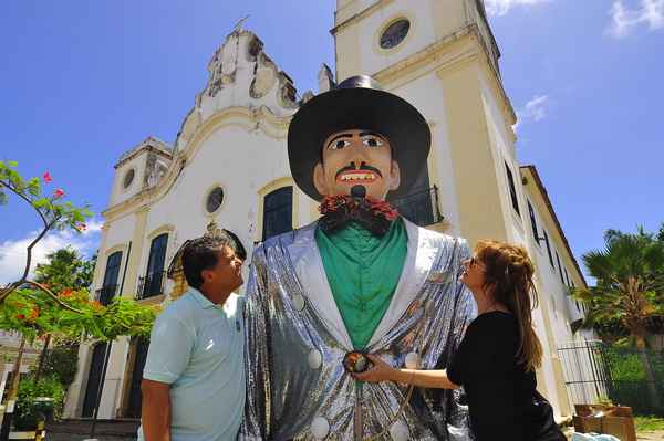 Desfile do  Homem da Meia-Noite come&ccedil;a  a meia noite do s&aacute;bado.
