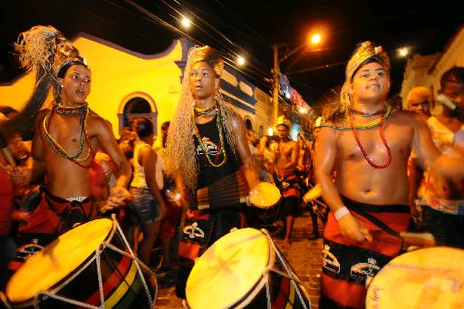 Noite dos tambores silenciosos no carnaval de Olinda: batuques nos sempre fazem mexer o corpo, independentemente de nossa origem. Foto: Paulo Paiva/Esp. DP/D.A Press