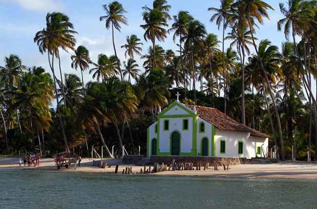 Praia dos Carneiros, com a Capela de S&atilde;o Benedito nas areias, &eacute; uma das belezas do munic&iacute;pio de Tamandar&eacute;. Foto: Annaclarice Almeida/DP/D.A Press