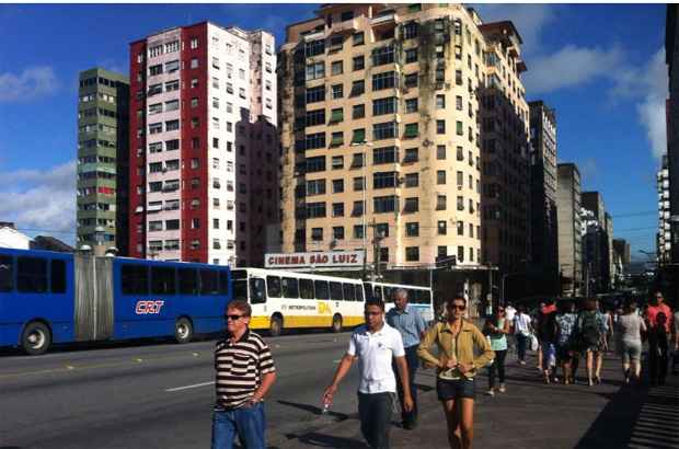 Na Conde da Boa Vista, passageiros continuaram a viagem a pé. Foto: Ciro Guimarães/ Reprodução/ Facebook () Na Conde da Boa Vista, passageiros continuaram a viagem a pé. Foto: Ciro Guimarães/ Reprodução/ Facebook/