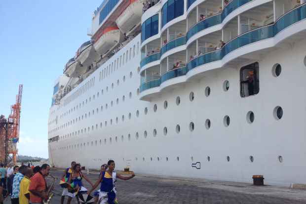 Turistas desembarcaram no novo terminal de passageiros do Porto do Recife.Andr&eacute; Duarte/DP/D.A.Press