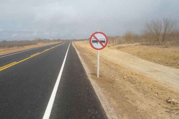 Obras na estrada que leva &agrave; cidade de Dormentes, no Sert&atilde;o, est&atilde;o sendo finalizadas. Foto: Paulo Am&acirc;ncio/Secretaria de Transportes/Divulga&ccedil;&atilde;o