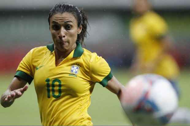 Marta, melhor do mundo por cinco vezes, em ação pela seleção brasileira: elas podem jogar tão bem quanto eles. Foto: Adalberto Marques/D.A Press