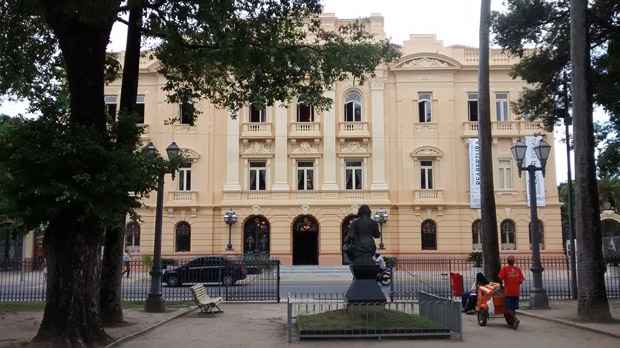Pal&aacute;cio do Campo das Princesas visto da pra&ccedil;a da Rep&uacute;blica. Foto: Dulce Reis/DP/D.A Press