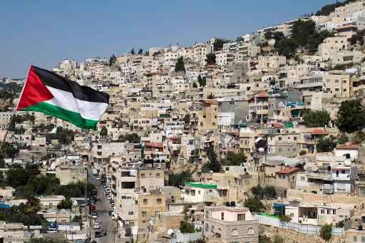 Bandeira palestina em frente a edifícios no bairro de Silwan, em Jerusalém Oriental. Foto: Ahmad Gharabli/AFP Photo