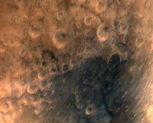 A superfície de Marte é vista a uma distância de 7300m, na primeira foto capturada pela Isro. Foto: ISRO/AFP ISRO