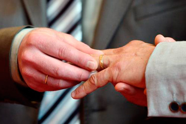 Pessoas do mesmo sexo poder&atilde;o se casar em breve em cinco estados dos Estados Unidos, depois que a Suprema Corte rejeitou, nesta segunda-feira, pronunciar-se sobre recursos judiciais que pretendiam proibir o casamento homossexual. Foto: Denis Charlet/AFP Photo