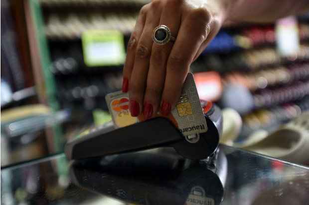 Cart&atilde;o de cr&eacute;dito e cheque especial s&atilde;o prioridade para os brasileiros que v&atilde;o quitar d&iacute;vidas utilizando o 13&ordm; sal&aacute;rio. Foto: Ed Alves/CB/D.A Press