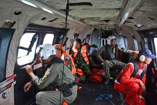Membros da aviação indonésia sobrevoam mar de Java
Foto: Pool/AFP Dewi Nurcahyani/