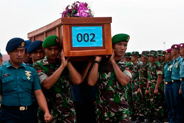 Corpo recolhido no mar de Java chega em 31 de dezembro de 2014 ao aeroporto de Surabaya. Foto: Juni Kriswanto/AFP Photo