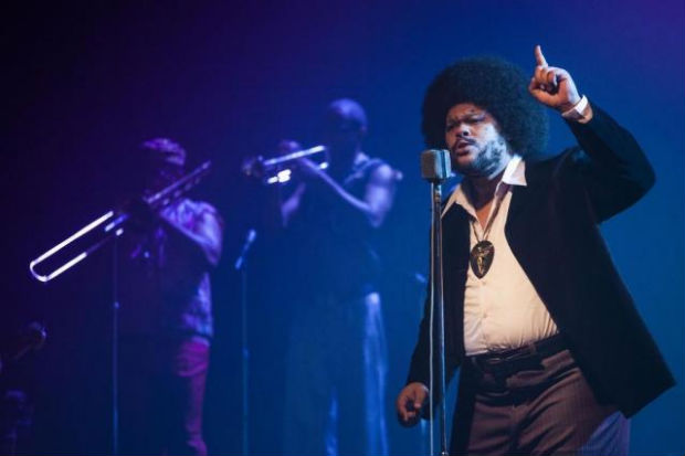 Ator Babu Santana como Tim Maia no filme de mesmo nome. Crédito: Downtown Filmes/Divulgação/