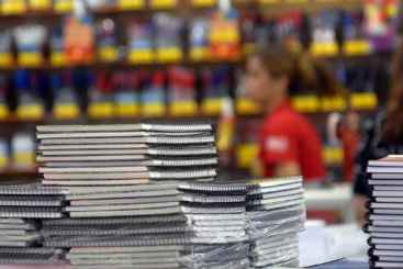 Em janeiro, come&ccedil;a busca por menor pre&ccedil;o dos itens pedidos nas listas de material escolar. Foto: Arquivo/Ag&ecirc;ncia Brasil/Arquivo/Ag&ecirc;ncia Brasil