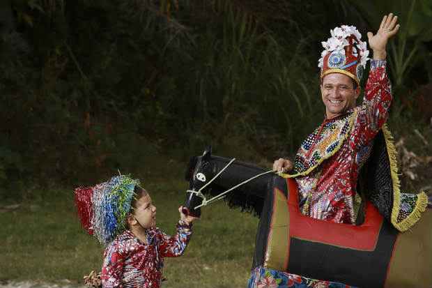 Pedro Salu aprendeu a arte com o pai e já passa para João Pedro, de apenas 3 anos. Crédito: Bernardo Dantas/ DP/D.A Press