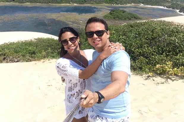 O casal aproveita o selfie stick para registrar as paisagens dos lugares que visita. Foto: Bruno Holder/Arquivo Pessoal.