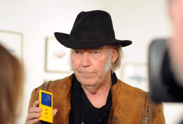 Artista mostra reprodutor de m&uacute;sica Pono em 3 de novembro de 2014. Cr&eacute;dito: Angela Weiss/AFP/Arquivo/