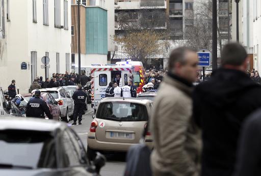 Bombeiros e policiais diante da sede da revista Charlie Hebdo depois do atentado que deixou 11 mortos. Foto: Kenzo Tribouillard/AFP/