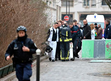 V&iacute;tima &eacute; retirada de local de atentado contra a sede da Charlie Hebdo, em Paris, em 7 de janeiro de 2015. Foto: Martin Bureau/AFP Photo/