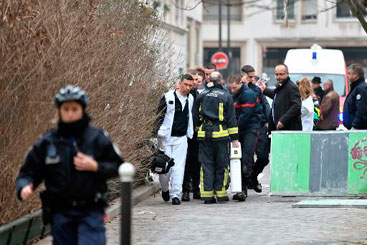 Vítima é retirada de local de atentado contra a sede da Charlie Hebdo, em Paris, em 7 de janeiro de 2015. Foto: Martin Bureau/AFP Photo/