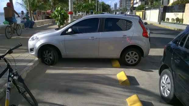 Ciclovia tomada por carros obriga ciclistas a andarem na calçada. Foto:Eduarda Santos/Cortesia/WhatsApp() Ciclovia tomada por carros obriga ciclistas a andarem na calçada. Foto:Eduarda Santos/Cortesia/WhatsApp/