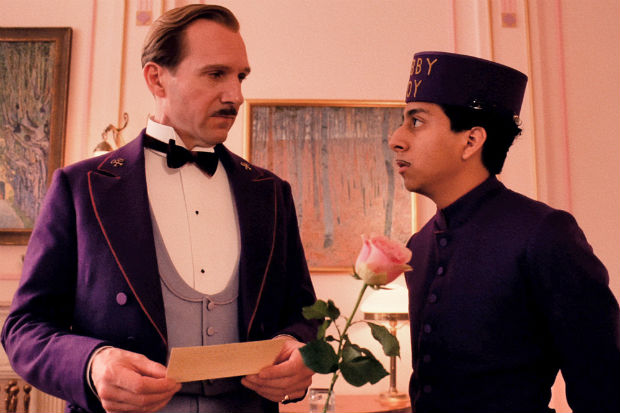 Ralph Fiennes em cena de "O Grande Hotel Budapeste". Cr&eacute;dito: Fox Filmes/Divulga&ccedil;&atilde;o/