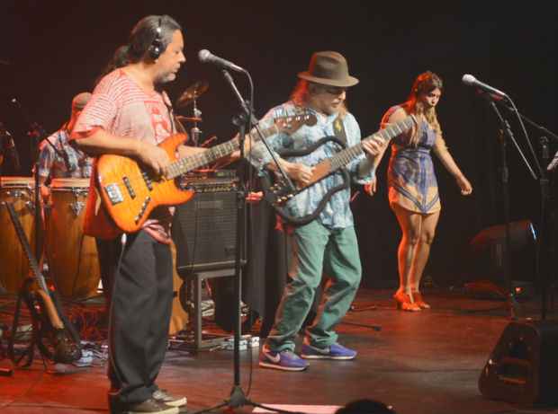 Geraldo sobe ao palco acompanhado pelos filhos. Foto: Arquivo pessoal/Divulgação
