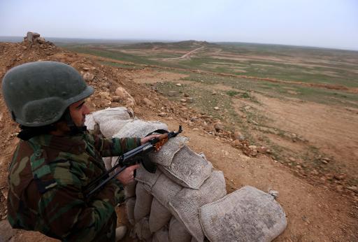 Um combatente curdo (peshmerga) monta guarda em sua posição no distrito de Gwer, 40 km ao sul de Erbil, no norte do Iraque
Foto: AFP SAFIN HAMED() Um combatente curdo (peshmerga) monta guarda em sua posição no distrito de Gwer, 40 km ao sul de Erbil, no norte do Iraque
Foto: AFP SAFIN HAMED/