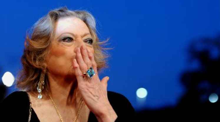 Anita Ekberg manda beijos para os fãs durante reestreia de "A doce vida" digitalizado no Festival de Roma, em 30 de outubro de 2010. Crédito: Tiziana Fabi/AFP/Arquivos() Anita Ekberg manda beijos para os fãs durante reestreia de "A doce vida" digitalizado no Festival de Roma, em 30 de outubro de 2010. Crédito: Tiziana Fabi/AFP/Arquivos/