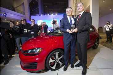 O presidente e CEO do Grupo Volkswagen, Michael Horn, e o Dr. Heinz-Jakob Neuser (à direita) posam com o Volkswagen Golf, em Detroit, nos EUA, no dia 12 de janeiro de 2015. Foto: © AFP/GEOFF ROBINS(O presidente e CEO do Grupo Volkswagen, Michael Horn, e o Dr. Heinz-Jakob Neuser (à direita) posam com o Volkswagen Golf, em Detroit, nos EUA, no dia 12 de janeiro de 2015. Foto: © AFP/GEOFF ROBINS) O presidente e CEO do Grupo Volkswagen, Michael Horn, e o Dr. Heinz-Jakob Neuser (à direita) posam com o Volkswagen Golf, em Detroit, nos EUA, no dia 12 de janeiro de 2015. Foto: © AFP/GEOFF ROBINS/O presidente e CEO do Grupo Volkswagen, Michael Horn, e o Dr. Heinz-Jakob Neuser (à direita) posam com o Volkswagen Golf, em Detroit, nos EUA, no dia 12 de janeiro de 2015. Foto: © AFP/GEOFF ROBINS