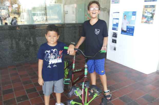 João Guilherme Caldas (à direita) e seu primo Felipe Caldas (à esquerda), ao lado na bicicleta com roda de tênis do Espaço Ciência(Arquivo pessoal) João Guilherme Caldas (à direita) e seu primo Felipe Caldas (à esquerda), ao lado na bicicleta com roda de tênis do Espaço Ciência/Arquivo pessoal
