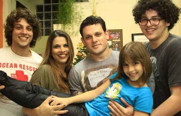 Chay Suede com a mãe, o padrasto e os irmãos. Foto: Faceboo/Reprodução/