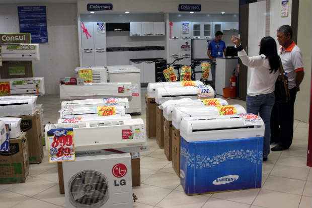 Na Eletro Shopping, consumidores estão preferindo mais o ar condicionado split no lugar do equipamento de janela. Foto: Edvaldo Rodrigues/DP/D.A Press() Na Eletro Shopping, consumidores estão preferindo mais o ar condicionado split no lugar do equipamento de janela. Foto: Edvaldo Rodrigues/DP/D.A Press/