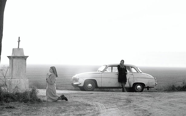 Ao acompanhar a vida de Anna (interpretada por Agata Trzebuchowska, à esq.), 'Ida' traça um panorama da Polônia em três tempos. Foto: Zeta Filmes/Divulgação() Ao acompanhar a vida de Anna (interpretada por Agata Trzebuchowska, à esq.), 'Ida' traça um panorama da Polônia em três tempos. Foto: Zeta Filmes/Divulgação/
