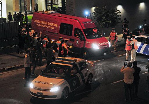 Membros do Comando Naval e da Polícia Federal são vistos durante a retirada do corpo do procurador Alberto Nisman em Buenos Aires no dia 19 de janeiro de 2015
Foto: TELAM/AFP CLAUDIO FANCHI() Membros do Comando Naval e da Polícia Federal são vistos durante a retirada do corpo do procurador Alberto Nisman em Buenos Aires no dia 19 de janeiro de 2015
Foto: TELAM/AFP CLAUDIO FANCHI/
