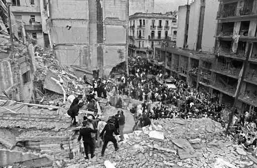 Bombeiros, policiais e equipes de resgate buscam vítimas após explosão na sede da associação judaica AMIA, em Buenos Aires, 18 de julho de 1994, que deixou 85 mortos e feriu outras 300. Foto: AFP/Arquivos ALI BURAFI() Bombeiros, policiais e equipes de resgate buscam vítimas após explosão na sede da associação judaica AMIA, em Buenos Aires, 18 de julho de 1994, que deixou 85 mortos e feriu outras 300. Foto: AFP/Arquivos ALI BURAFI/