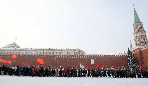 Simpatizantes comunistas se dirigem ao mausoléu de Lênin. Foto: AFP/Arquivos Alexey Sazonov() Simpatizantes comunistas se dirigem ao mausoléu de Lênin. Foto: AFP/Arquivos Alexey Sazonov/