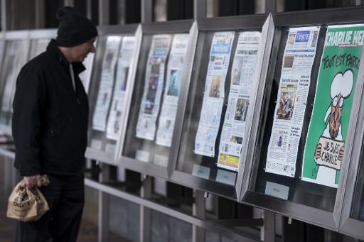 Homem observa capas de jornais, entre elas a da revista Charlie Hebdo. Foto: AFP/BRENDAN SMIALOWSKI() Homem observa capas de jornais, entre elas a da revista Charlie Hebdo. Foto: AFP/BRENDAN SMIALOWSKI/