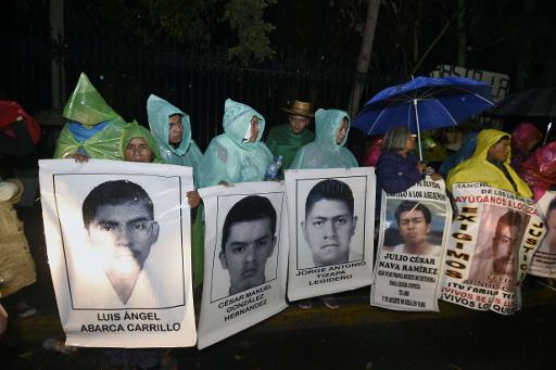 Pais de estudantes desaparecidos no México protestaram perto da residência oficial da presidência. Foto: AFP/ALFREDO ESTRELLA() Pais de estudantes desaparecidos no México protestaram perto da residência oficial da presidência. Foto: AFP/ALFREDO ESTRELLA/