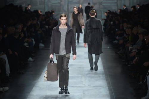 Modelo desfila criação da Fendi durante semana de moda de Milão, em 19 de janeiro de 2015. Crédito: Tiziana Fabi/AFP/