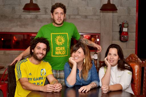 Três dos sócios do Haus, juntamente com a chef Taciana Teti (de branco)