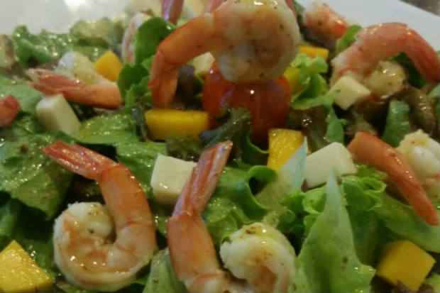 Salada Tropical de Camar&atilde;o leva diversos ingredientes, como folhas, tomates cereja, palmito, manga e molho de mostarda e mel. Foto: Casa do Mar/Divulga&ccedil;&atilde;o/