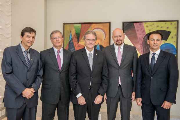 Diretores da Rede Pontes Hotéis & Executivos e Accor fecham negócio. Foto: Accor/Divulgação() Diretores da Rede Pontes Hotéis & Executivos e Accor fecham negócio. Foto: Accor/Divulgação/