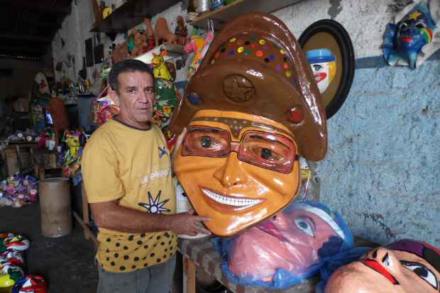 Entre a troca de um pneu e o conserto de embreagem, é na fabricação de máscaras e outros itens artesanais que Galego da Oficina se encontra. Foto: Prefeitura de Bezerros/Divulgação
