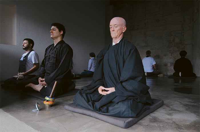 Grupo se reúne em Belo Horizonte para a prática de meditação zen-budista coordenado pelo monge Napoleão Gontijo: foco na respiração. Foto: Tulio Santos/EM/D.A Press() Grupo se reúne em Belo Horizonte para a prática de meditação zen-budista coordenado pelo monge Napoleão Gontijo: foco na respiração. Foto: Tulio Santos/EM/D.A Press/