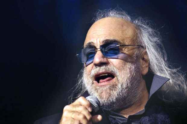 Demis Roussos faleceu aos 68 ano de idade. Crédito: Stephane de Sakutin() Demis Roussos faleceu aos 68 ano de idade. Crédito: Stephane de Sakutin/
