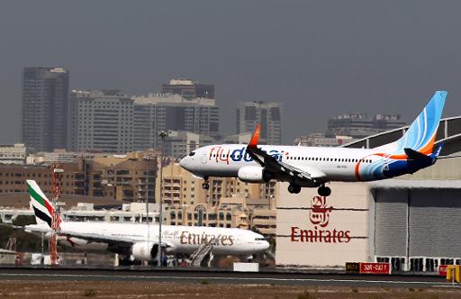 Imagem de arquivo de avião da companhia de baixo custo FlyDubai (direita) aterrizando no Aeroporto Internacional de Dubai. Foto: AFP/Arquivos KARIM SAHIB() Imagem de arquivo de avião da companhia de baixo custo FlyDubai (direita) aterrizando no Aeroporto Internacional de Dubai. Foto: AFP/Arquivos KARIM SAHIB/