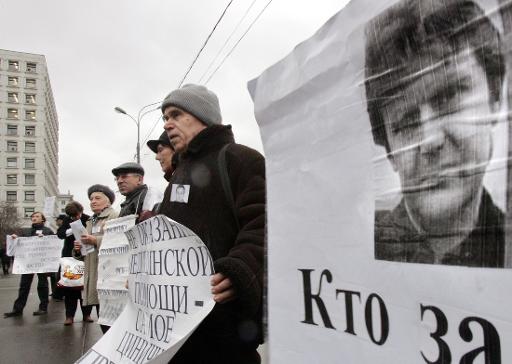 Ativistas russos dos direitos humanos seguram retratos do espião Alexander Litvinenko durante protesto em frente ministério russo das Relações Exteriores, em Moscou. Foto:© AFP/Arquivos Denis Sinyakov() Ativistas russos dos direitos humanos seguram retratos do espião Alexander Litvinenko durante protesto em frente ministério russo das Relações Exteriores, em Moscou. Foto:© AFP/Arquivos Denis Sinyakov/