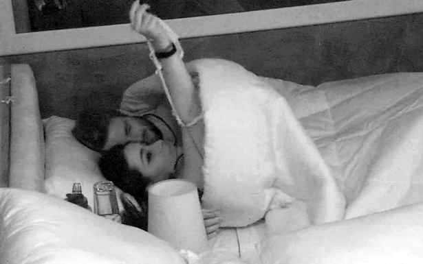 Sob o edredon, Talita tirou pe&ccedil;a de roupa; nesta quinta, sister disse que precisa de p&iacute;lula. Cr&eacute;dito: TV Globo/Divulga&ccedil;&atilde;o/