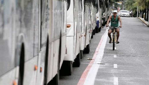 Ciclofaixa da Rua da Aurora, no Recife. Foto: Alcione Ferreira DP/D.A.Press() Ciclofaixa da Rua da Aurora, no Recife. Foto: Alcione Ferreira DP/D.A.Press/